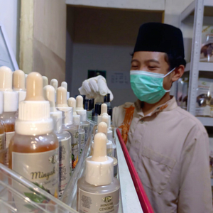 น้ำมันหอมระเหยกานพลูบิน อัมร์ บริสุทธิ์ 100% สกัดด้วยไอน้ำ ช่วยลดอาการปวด ต้านเชื้อแบคทีเรีย ใช้สำหรับอโรมาเธอราพี ดูแลผิวกาย นวดผ่อนคลาย กลิ่นมิ้นท์ - Product Image 1
