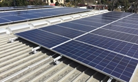 Système de montage solaire sur toit plat en aluminium certifié CE, fabriqué sur mesure pour les projets photovoltaïques commerciaux sur toits.