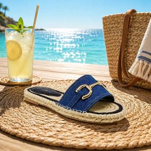 Sandales plates en denim pour femmes avec logo personnalisé OEM, détail mors de cheval doré, plateforme tressée en jute, sandales d'été pour la plage - Product Image 4