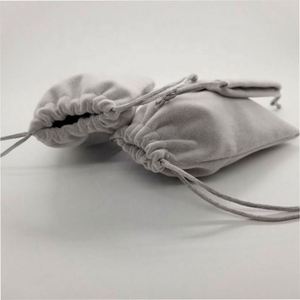 Pochette en velours gris recyclable et anti-poussière personnalisée pour bijoux avec cordon de serrage pour cadeaux promotionnels - Product Image 3