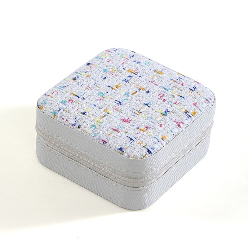 Petite boîte à bijoux carrée, style parfumé, blanche.