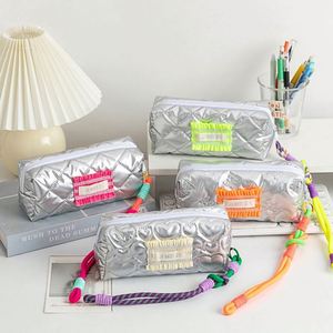 กระเป๋าเครื่องเขียนนักเรียนโพลีเอสเตอร์แบบมีซิป ดีไซน์ใหม่ทันสมัย กระเป๋าใส่เครื่องสำอางแบบถือและแขวนได้ - Product Image 1