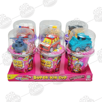 Tasse trempée de biscuit de confiture de chocolat de fraise avec des jouets de voiture