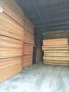 Tablones de <span class=keywords><strong>madera</strong></span> de pino de fábrica de China Tablero de <span class=keywords><strong>madera</strong></span> maciza <span class=keywords><strong>natural</strong></span> para material de construcción - Product Image 3