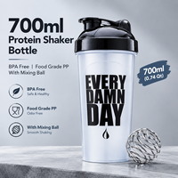 Bouteille d'eau sport en plastique premium 700 ml avec boule mélangeuse facile à nettoyer, couvercle rabattable durable, commande en gros OEM ODM