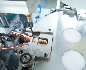 Machine d'assemblage de pinces de charge électrique semi-automatique personnalisée, contrôlée par PLC, haute précision, pour la fabrication de clips de charge, garantie 1 an - Product Image 3