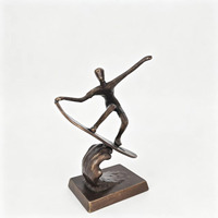 Sculpture Moderne Faite à la Main en Fonte de Surfiste, Ornement pour Sports Nautiques Extrêmes, Décoration Personnalisée pour Salon ou Bureau
