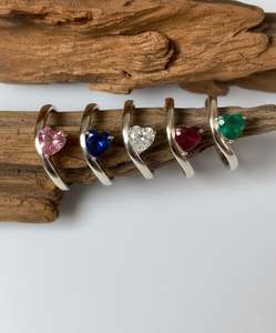 Bague minimaliste en or blanc 14 carats avec pierre précieuse naturelle / diamant de laboratoire en forme de cœur - Product Image 1