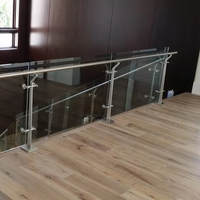 Balustrade en aluminium et verre au design moderne avec poteaux ronds pour escalier intérieur et barrière de sécurité pour mezzanine