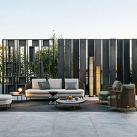 Ensemble de canapés modulaires d'extérieur en corde tressée, collection de chaises longues et ottomanes en rotin rond avec pieds en métal bronze pour villa, jardin et cour