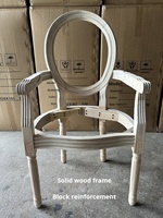 Chaise en bois massif osier en rotin vintage américain et français avec dossier vieilli Windsor