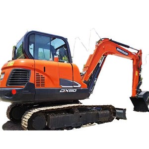 Excavatrices sur chenilles hydrauliques Doosan DX60 d'occasion, 6 tonnes, avec pelle rétrocaveuse, accessoire de pince, attache rapide et brise-roche - Product Image 1