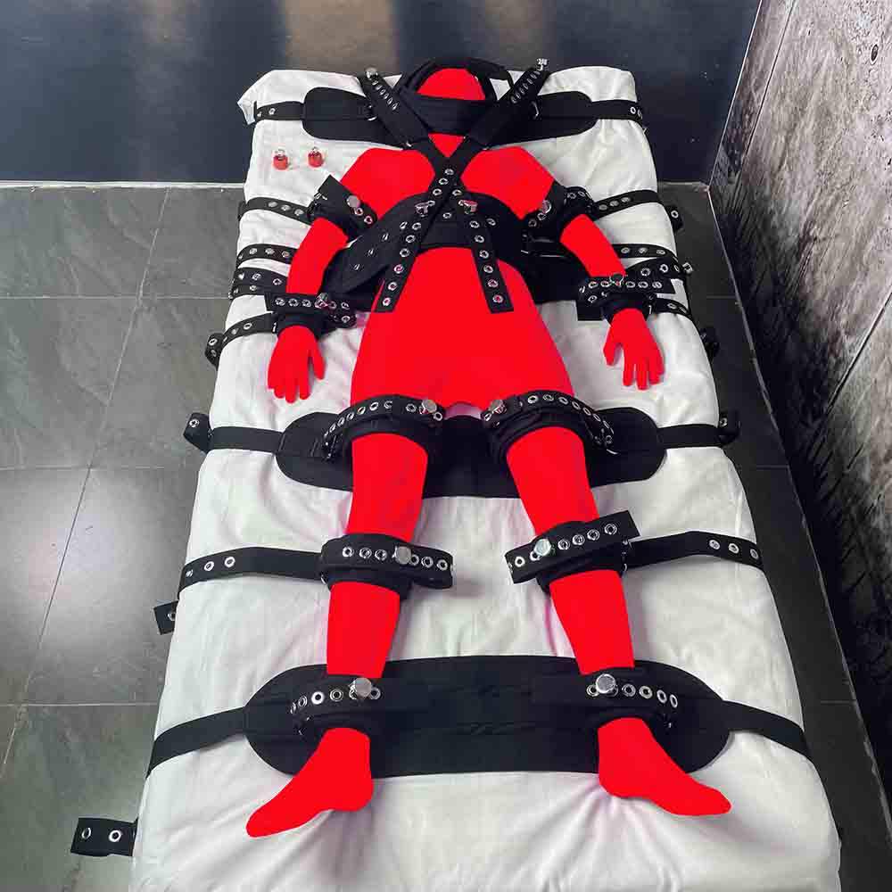 Negro con 28 candados.