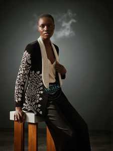 Blazer élégant en velours tissé à manches longues pour femmes avec une coupe ajustée, adapté pour le bureau, les occasions formelles et les soirées, fournisseur indien - Product Image 6