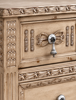 Commode vintage américaine à 6 tiroirs, finition beige, pilastres cannelés, moulures festonnées, poignées en forme de larme