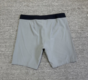 Shorts de sport pour homme à séchage rapide, gris uni, taille élastique, mi-longs, en nylon et élasthanne tricoté - Product Image 2