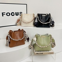 Sacs à main pour femmes en cuir PU avec chaîne tendance 2025, sacs à bandoulière, sacs à main mignons pour femmes, petits sacs seau pour jeunes femmes