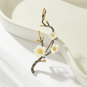 Fashionable Two Tone Gold Plum Blossom Brooch Women's Zinc Alloy Flower Corsage Party Elegant Seashell Design - Product Image 4