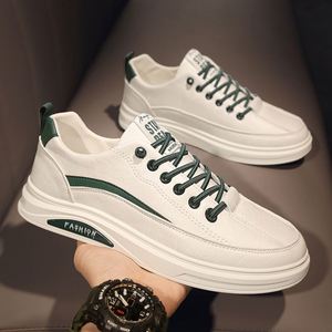 รองเท้าผ้าใบสีขาวใหม่สำหรับผู้ชาย คุณภาพสูง รองเท้ากีฬาและลำลอง รองเท้าบอร์ด รองเท้าผู้ชายทันสมัยและใช้งานได้หลากหลาย รองเท้าหนังผู้ชาย - Product Image 4