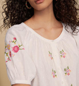 OEM été décontracté tissé 100% coton haut pour femme broderie florale col en O bouffée à manches courtes chemise courte ample chemisier - Product Image 4