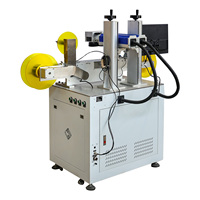 Machine de marquage laser volante à double tête laser rouleau-à-roule avec rembobinage automatique pour le codage par lots d'étiquettes de sécurité et de films plastiques