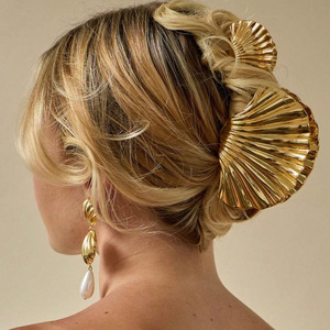 Vente en gros pince griffoir à cheveux coquille métallique grande taille pince requin élégante inspirée de la plage accessoires pour femmes - Product Image 1