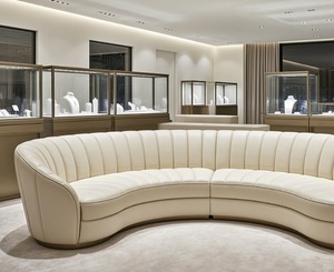 Canapé sectionnel incurvé moderne en cuir crème avec base dorée, haute qualité pour boutique de luxe - Product Image 1