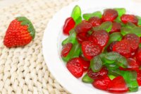 Zure zoete aardbeivormige gummy snoepjes gemengde fruitsmaak zacht kauwbaar groothandel 60g zak snoepjes