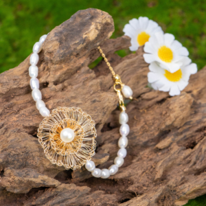 Pulsera de Hoja con Perlas Naturales de Agua Dulce y Detalles Metálicos, Clásica Dorada Coreana, Joyería de Lujo Unisex, Regalo de Moda - Product Image 1