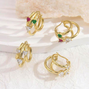 Pendientes de aro de acero inoxidable chapados en oro de 18 quilates con forma de corazón <span class=keywords><strong>Multicolor</strong></span> Zirconia Triple Grab CC Pendientes de aro simples y elegantes - Product Image 1