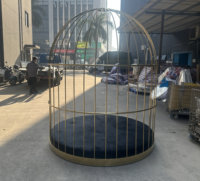 Canapé Cage à Oiseaux Géante en Acier Inoxydable Doré Miroir avec Coussin Rond en Velours Noir pour Mariage, Événement, Hall d'Hôtel, Personnalisation Usine