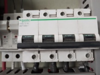 Machine de presse de membrane sous vide de feuille de pvc de pin de porte automatique de chine pour la conception d'armoire de meubles porte en bois