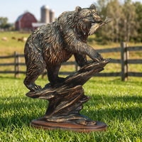 Offre Spéciale grande statue d'ours en bronze sur un piédestal avec un poisson dans la bouche