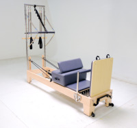 Reformer Pilates multifonctionnel en érable avec tour – Cadre en érable, lit à glissière fluide pour les séances d'entraînement en studio de Pilates, portable