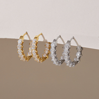 Aros Huggie de Acero Inoxidable con Oro de 18K de J&D, con Circonitas Cúbicas Redondas en el Frente, Hipoalergénicos, Joyería Discreta de Lujo