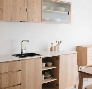 Ensemble de cuisine SANTOPOVA de style minimaliste scandinave en bois clair avec armoires murales à façade vitrée et évier encastré noir - Product Image 1
