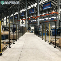 Clôture de protection en acier à faible teneur en carbone avec accès sécurisé par portillon de sécurité pour postes de travail robotisés et aménagements d'aires de sécurité adaptables