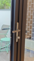 Le projet le plus haut de gamme en Chine. Porte extérieure en verre trempé double, résistante aux chocs, en alliage d'aluminium, très vendue pour la maison.