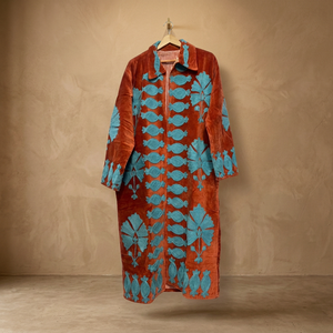 Manteau long en velours orange rouille fait main sur mesure avec broderie appliquée motif grenade bleu turquoise – Vente en gros - Product Image 5
