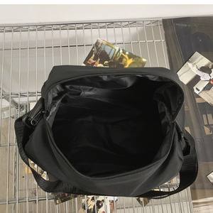 Sac de sport unisexe noir grande capacité avec poignée souple, sac de voyage bandoulière, couleur unie, design tendance 6025 Printemps 2025 - Product Image 1