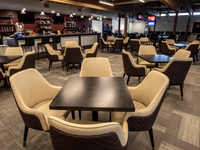 Ensemble table et chaises de restaurant commercial, table à manger carrée en bois avec chaises rembourrées en cuir PU pour mobilier de café et d'hôtel