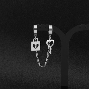 Boucles d'oreilles unisexes tendance en acier inoxydable plaqué argent avec pendentif en forme de boucle à clé, design simple et original - Product Image 3