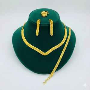 Collier sautoir plaqué or 24 carats, chaîne sophistiquée mettant en valeur des caractéristiques élégantes pour un style contemporain - Product Image 4