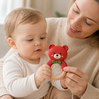 Jouet de dentition en silicone personnalisé OEM en forme d'ours de Noël avec anneau en bois de hêtre et nœud vert - Fabricant de cadeaux de Noël pour bébés