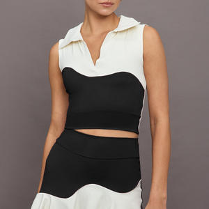 ملابس تنس بألوان متباينة بدلة بطية صدر رقبة على شكل حرف V وتنورة تنس للنساء - Product Image 6