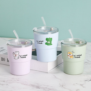 Tazza da Caffè in Vetro con Ventosa Anti-scottatura per Bambini, Design Creativo a Cartoni Animati, Grande Capacità, con Cannuccia e Tappo, Regali Aziendali all'Ingrosso - Product Image 1