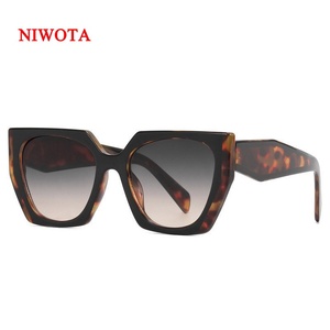 Occhiali da Sole Unisex alla Moda con Montatura Grande Quadrata Bicolore, Protezione UV400, Stile Street Trendy - Product Image 3