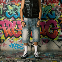 Shorts en jean délavé bleu avec broderie de patchs personnalisés LOGO, style streetwear, double poche à genou, cargo Jorts