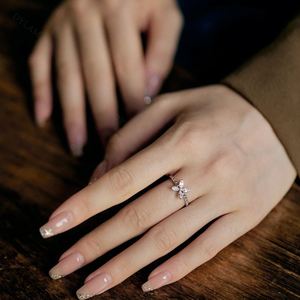 แหวนแต่งงานแบบซ้อนได้รูปใบโคลเวอร์สี่แฉกประดับเพชรซิร์โคเนียเลียนแบบเพชรแท้ ดีไซน์สวยงาม รุ่น Dylam 925 เงินสเตอร์ลิง - Product Image 3