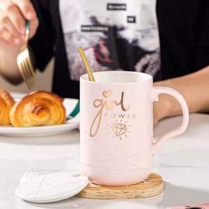 Tasse en relief avec couvercle <span class=keywords><strong>et</strong></span> cuillère en porcelaine imprimée émaillée Design personnalisé en céramique <span class=keywords><strong>Mr</strong></span> Mrs Coffee Couple Mugs Set - Product Image 2